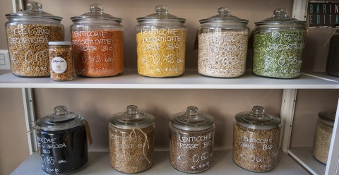 Merce sfusa e niente imballaggio, sono i negozi "zero waste": �Ma a Bari non decollano�